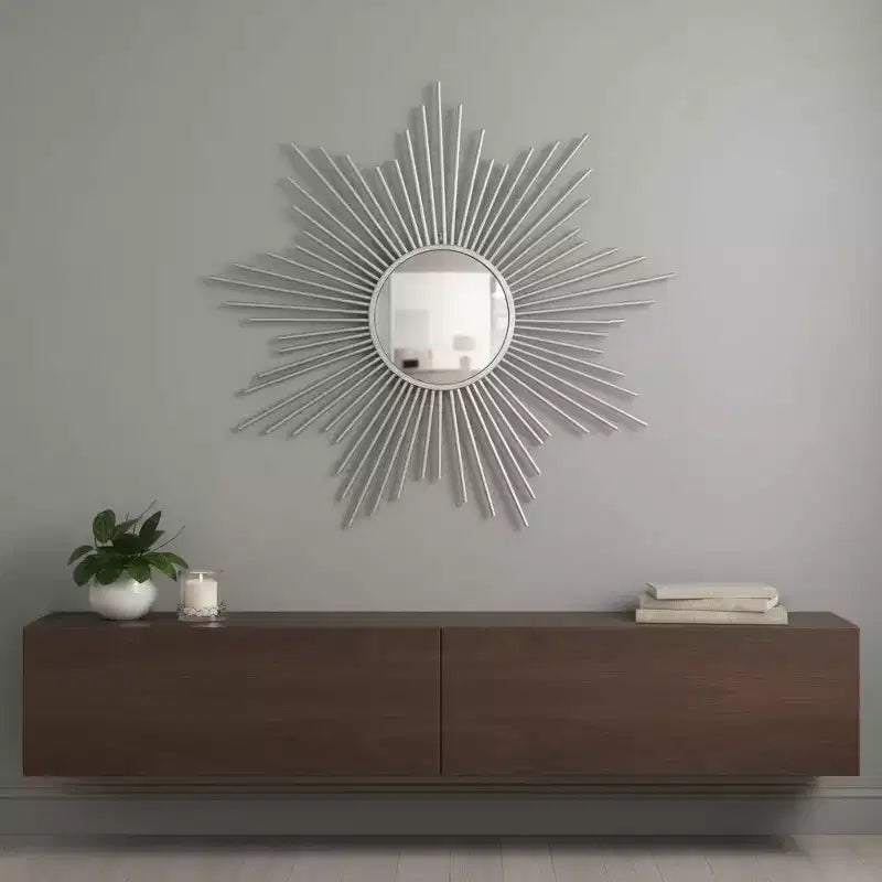 Espejo decorativo con marco metálico de rayos de sol plateados, 32"