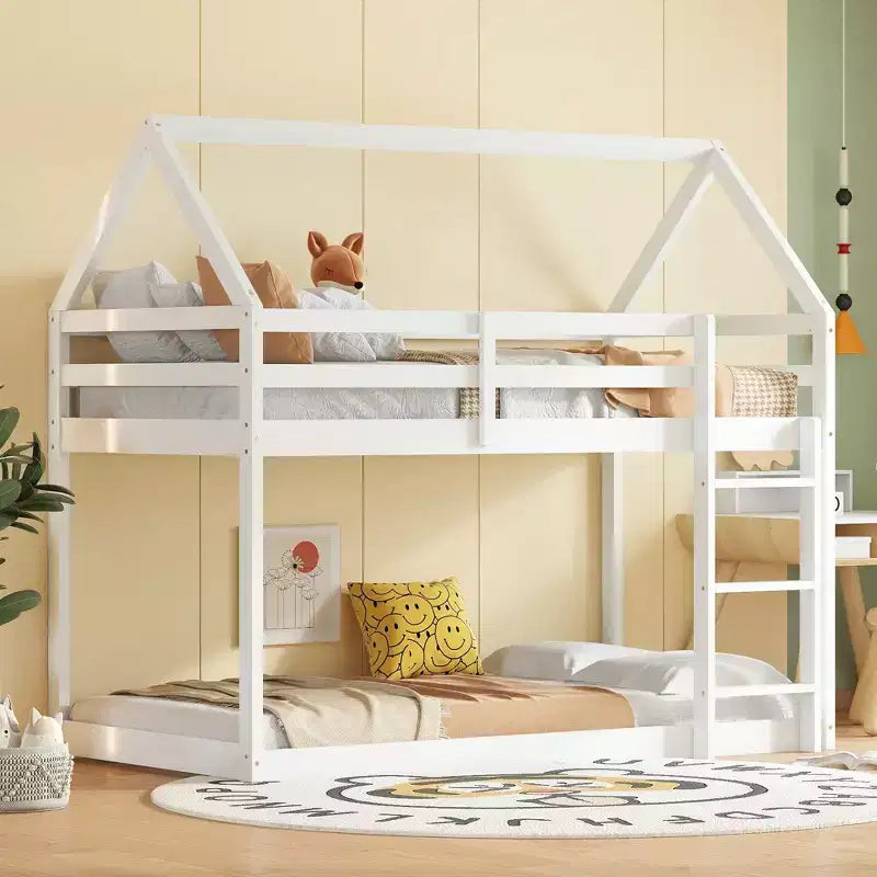 Litera doble de madera de caucho con escalera, barandillas y forma de casa, gris