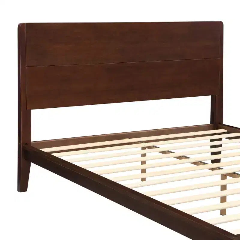 Cama de plataforma de bambú moderna de mediados de siglo con cabecero y soporte metálico