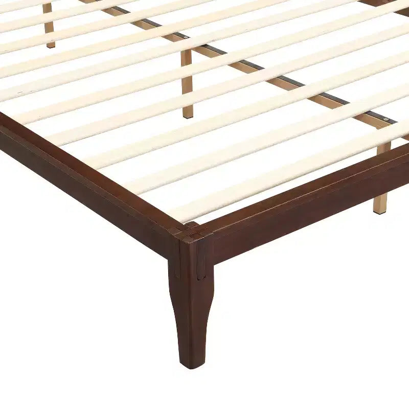 Cama de plataforma de bambú moderna de mediados de siglo con cabecero y soporte metálico