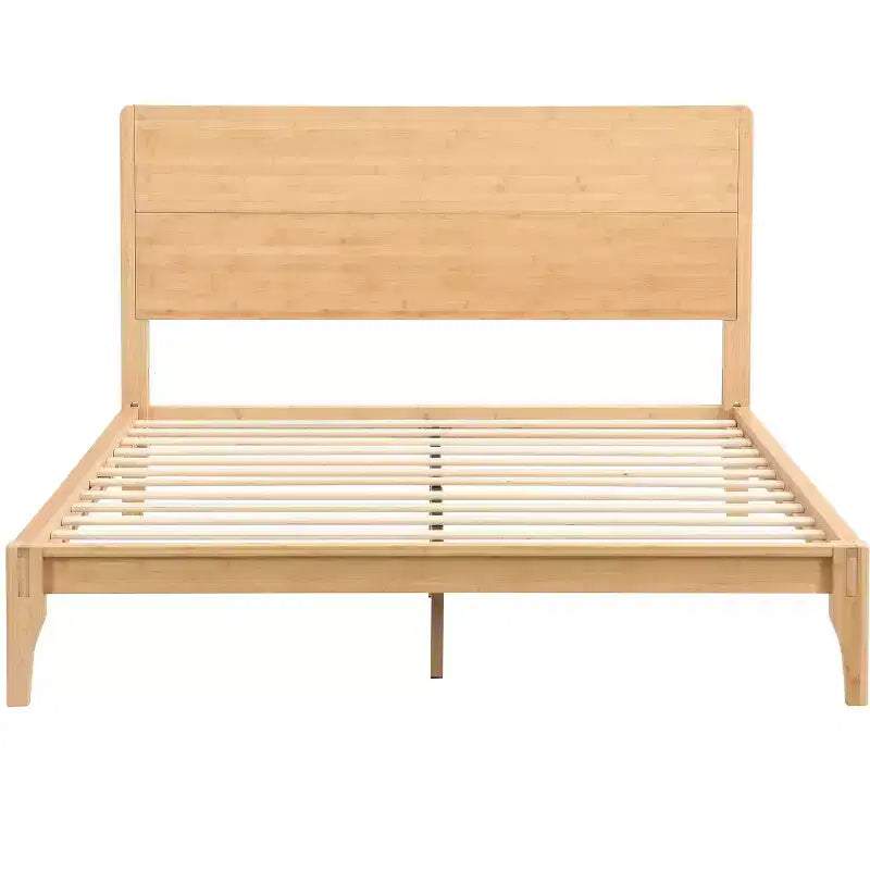 Cama de plataforma de bambú moderna de mediados de siglo con cabecero y soporte metálico