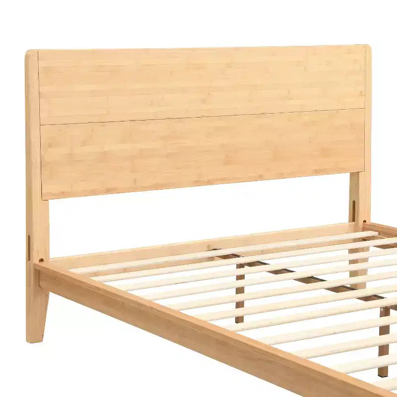 Cama de plataforma de bambú moderna de mediados de siglo con cabecero y soporte metálico