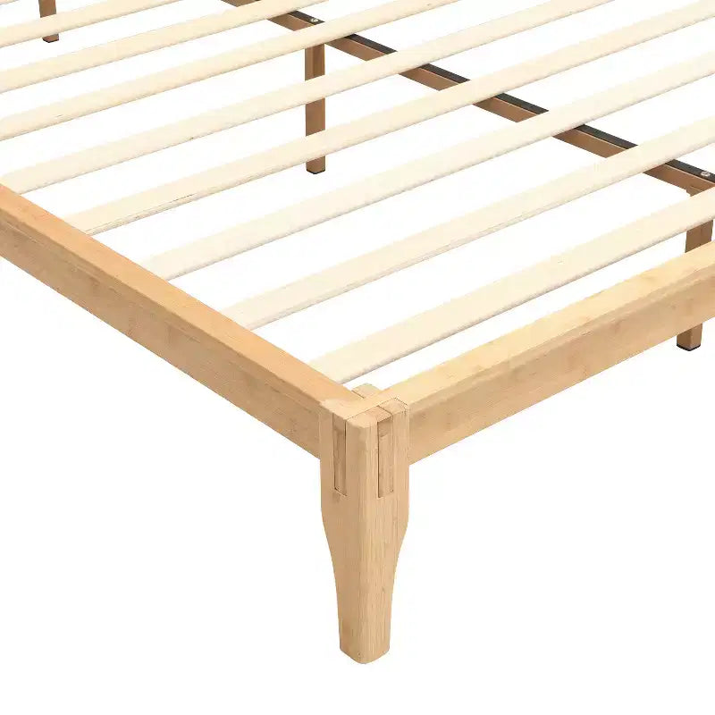 Cama de plataforma de bambú moderna de mediados de siglo con cabecero y soporte metálico