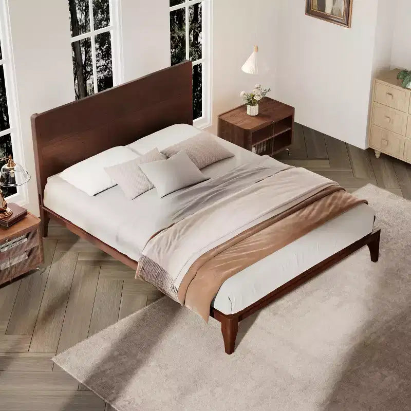 Cama de plataforma de bambú moderna de mediados de siglo con cabecero y soporte metálico