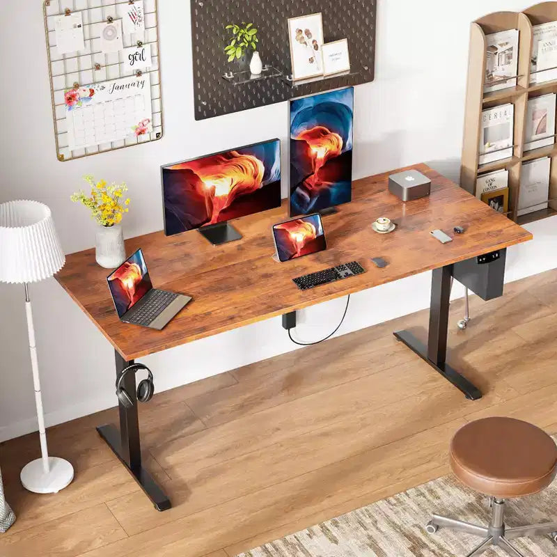 Escritorio eléctrico de pie marrón de 63 pulgadas, mesa de computadora ajustable en altura, escritorio para juegos sentado-de pie, estación de trabajo para oficina en casa con preajustes de memoria y bolsa de almacenamiento