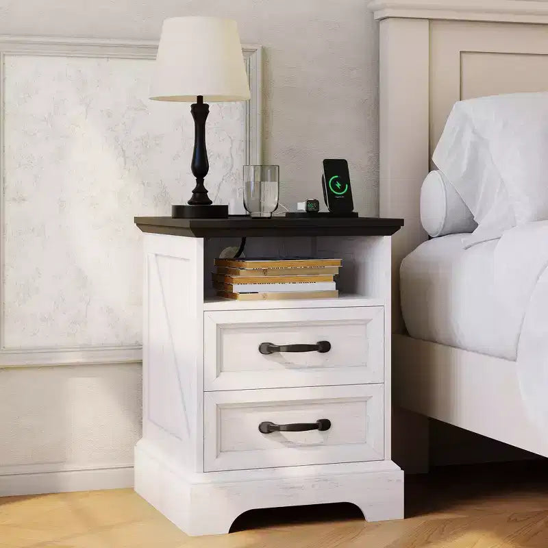 Mesita de noche rústica de estilo rústico, 2 cajones, mesita de noche moderna de madera, puertos USB y tomas de CA, MDF duradero, tiradores de metal, blanca