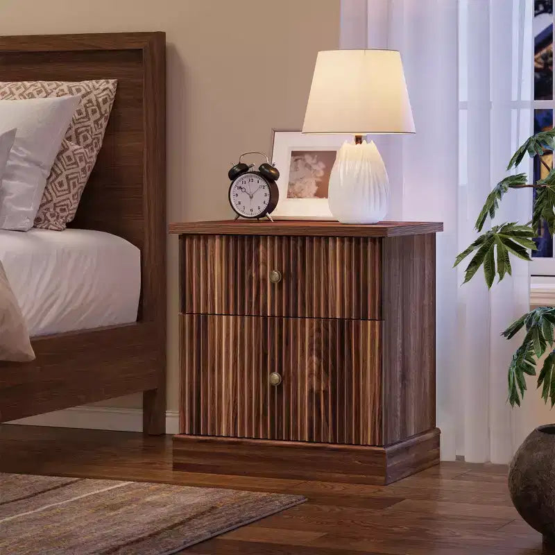 Mesita de Noche Acanalada Moderna, Mesita de Noche de 24 pulgadas, Gabinete Pequeño de Almacenamiento con 2 Cajones, Mesa Auxiliar con Base Curva Estable