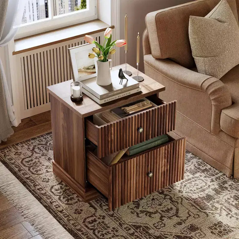 Mesita de Noche Acanalada Moderna, Mesita de Noche de 24 pulgadas, Gabinete Pequeño de Almacenamiento con 2 Cajones, Mesa Auxiliar con Base Curva Estable