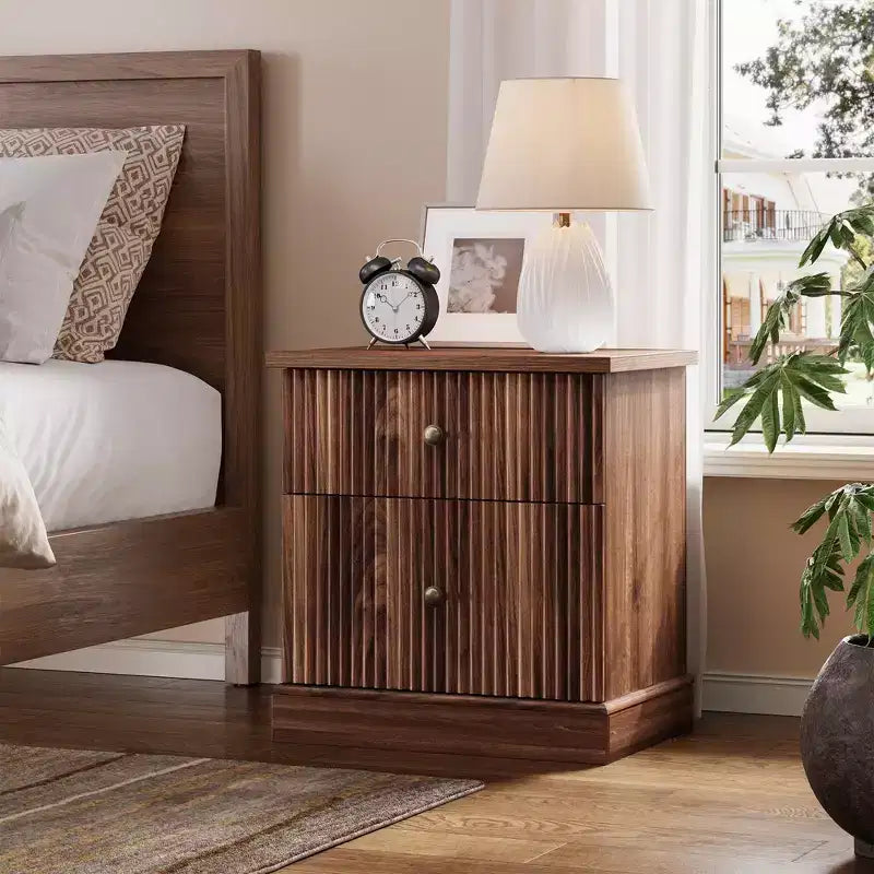 Mesita de Noche Acanalada Moderna, Mesita de Noche de 24 pulgadas, Gabinete Pequeño de Almacenamiento con 2 Cajones, Mesa Auxiliar con Base Curva Estable