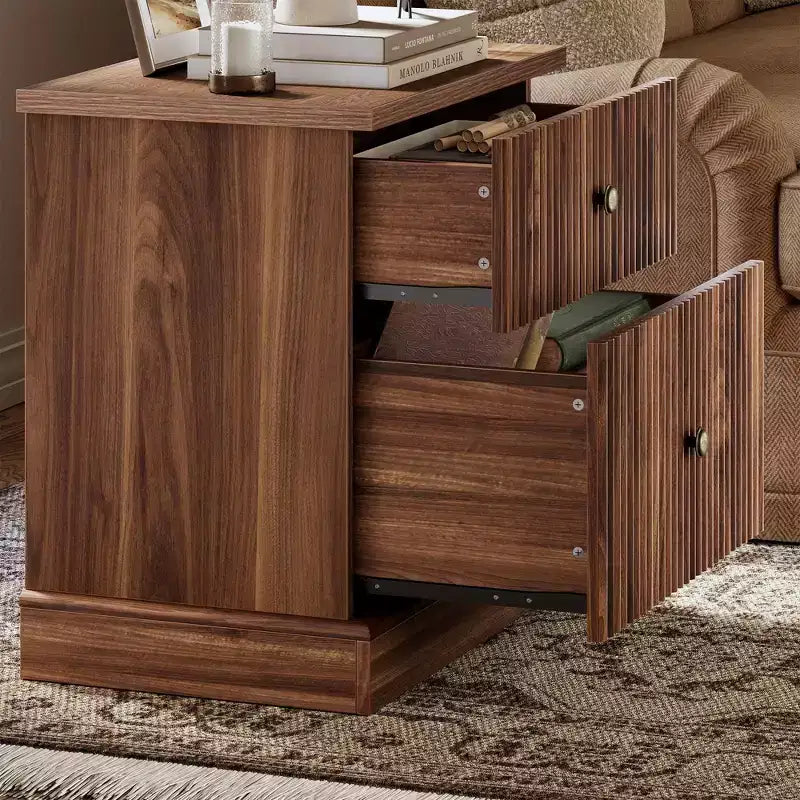 Mesita de Noche Acanalada Moderna, Mesita de Noche de 24 pulgadas, Gabinete Pequeño de Almacenamiento con 2 Cajones, Mesa Auxiliar con Base Curva Estable