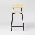 Taburete de mostrador de 24" de madera con base metálica y reposapiés - Natural