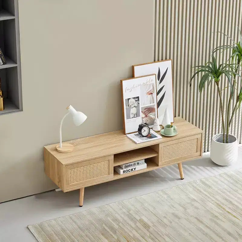 Mueble de TV de ratán de 55.12 pulgadas, soporte de TV con estantes de almacenamiento abiertos, puertas correderas dobles, patas de madera maciza, mesa de consola multimedia para sala de estar o dormitorio